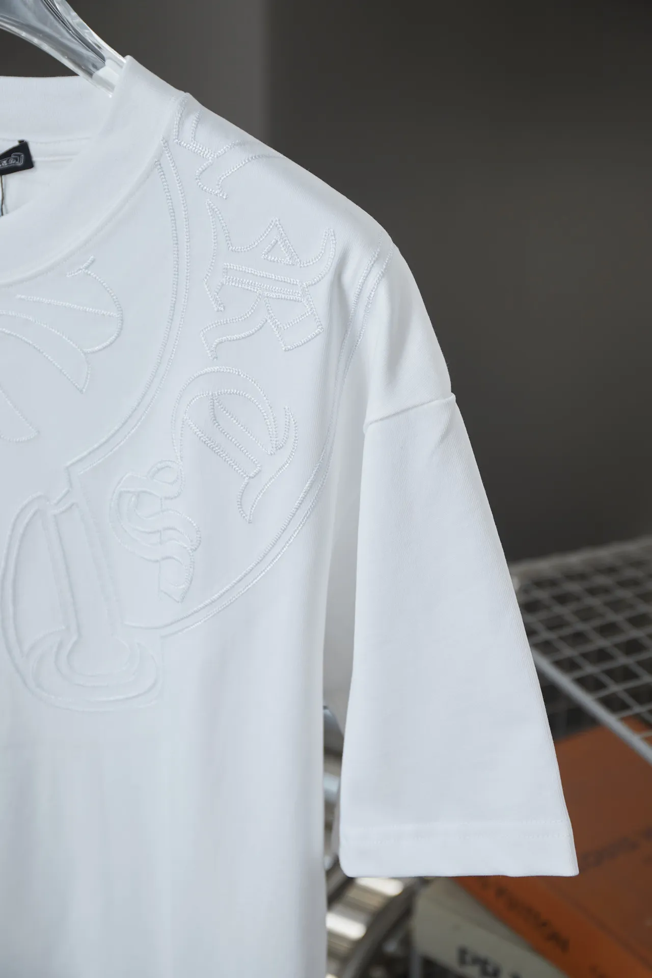🅿️200 Ch*ome Hearte 25SS early spring new model, hollow embroidered collar and short sleeves with heart, light luxury, essential item for daily commuting for men and women, correct version, welcome to compare, detailed features · 320g 100% pure cotton double yarn jersey fabric · Custom dyed in the same vat, special thickened 32 count double-ply 1X1 thread · Imported Tajima machine embroidery hollow embroidered heart pattern · Garment wash · Double-needle sewing and cross-seam technology · Original main mark, washed tag, brand moisture-proof paper packaging Color: black/white Size: S/M/L/XL